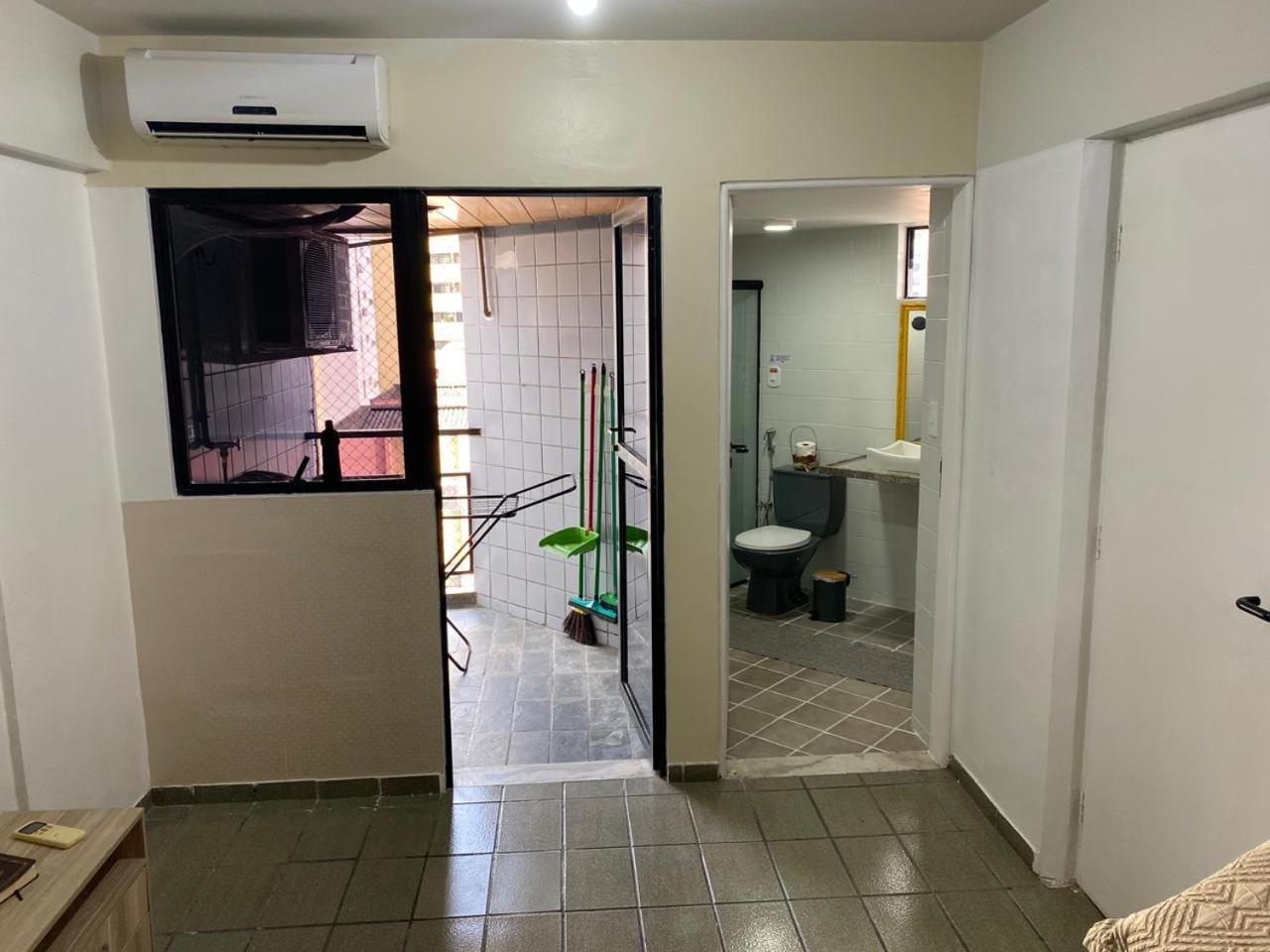 Apto 405 - Quarto e sala espaçoso na praia de Ponta Verde com Wi-fi, tv a cabo e piscina Apartamento Maceió