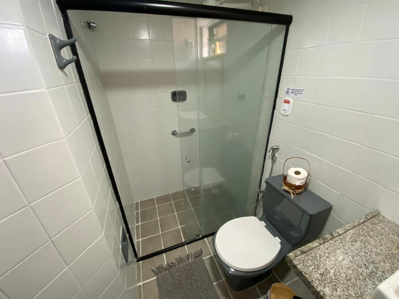 Apto 405 - Quarto e sala espaçoso na praia de Ponta Verde com Wi-fi, tv a cabo e piscina Apartamento *