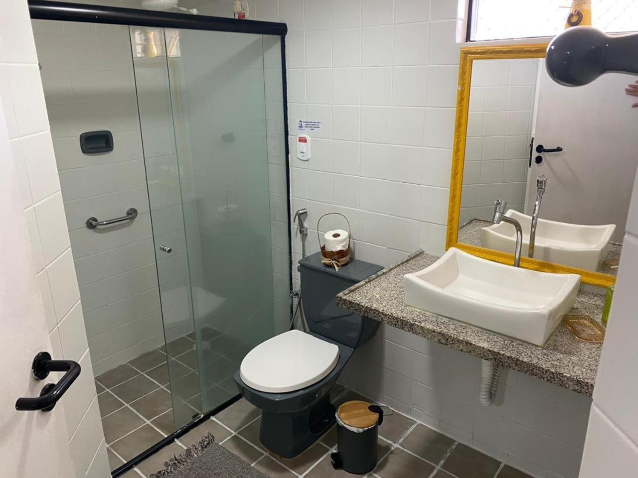 Apto 405 - Quarto e sala espaçoso na praia de Ponta Verde com Wi-fi, tv a cabo e piscina Apartamento Maceió