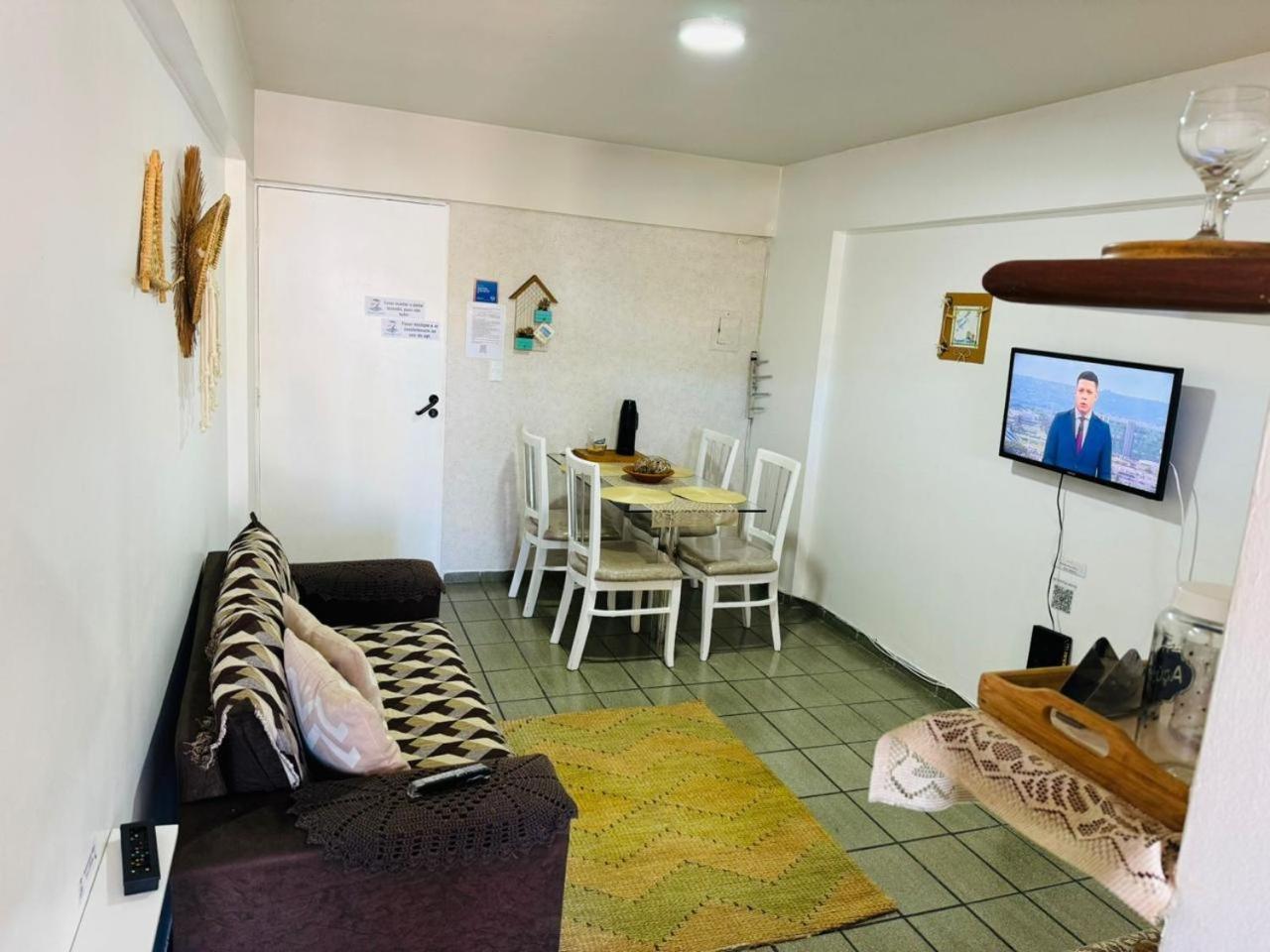 Apto 405 - Quarto e sala espaçoso na praia de Ponta Verde com Wi-fi, tv a cabo e piscina
