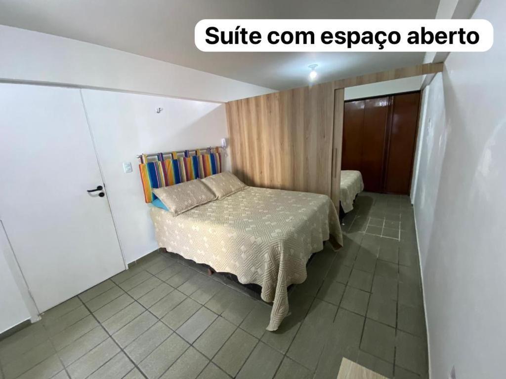 Apto 405 - Quarto e sala espaçoso na praia de Ponta Verde com Wi-fi, tv a cabo e piscina *