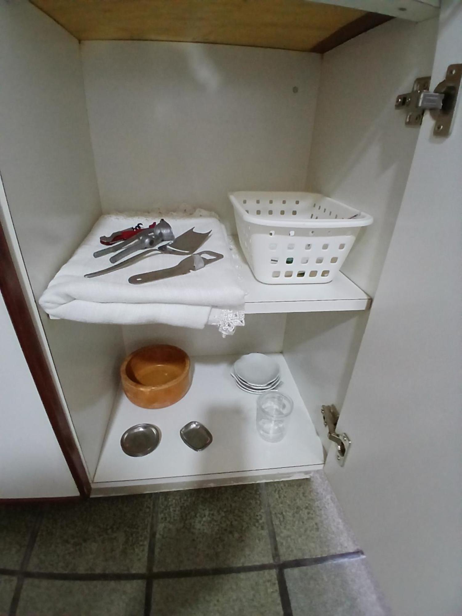 Apto 405 - Quarto e sala espaçoso na praia de Ponta Verde com Wi-fi, tv a cabo e piscina